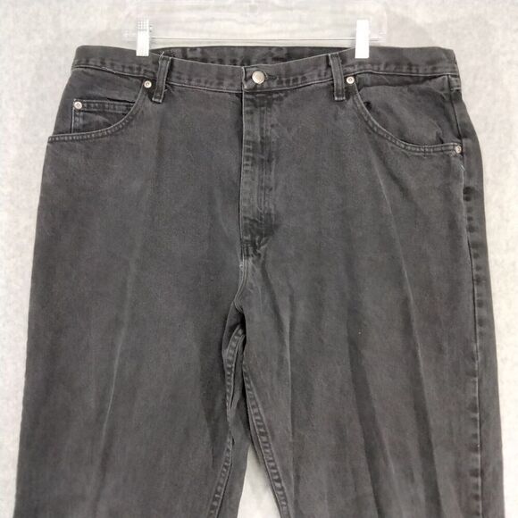 Wrangler Jeans Mens Size 42 x 32 Relaxed Fit Straight Leg Black Denim Classic - Picture 2 of 11